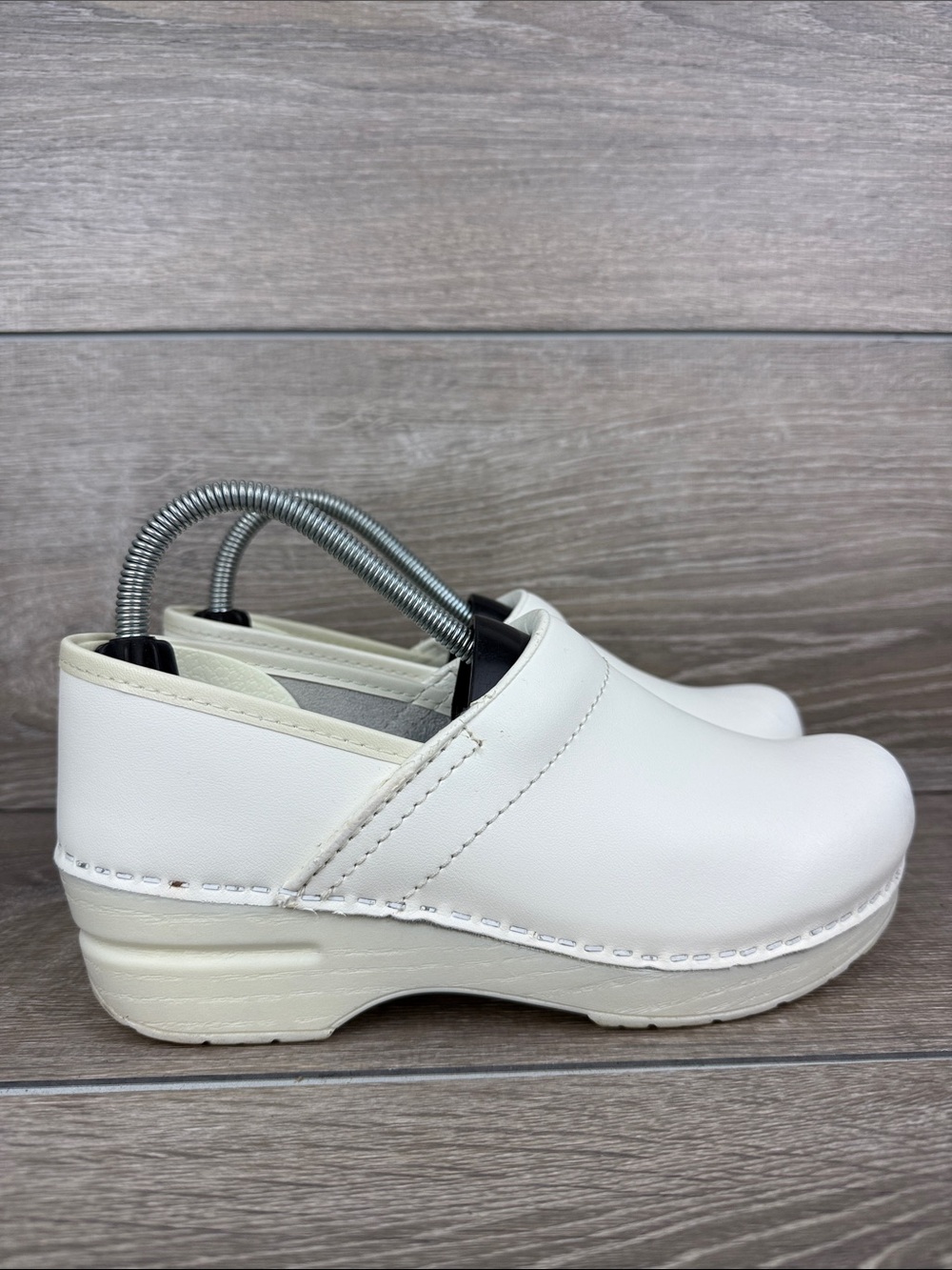 Dansko Professional Women’sSz 7.5-8/EU 38 White Box Leather Slip On Mules Clogs